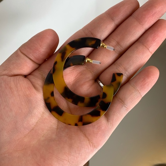 RESIN TORTOISESHELL BIG HOOPS - Picture 3 of 5